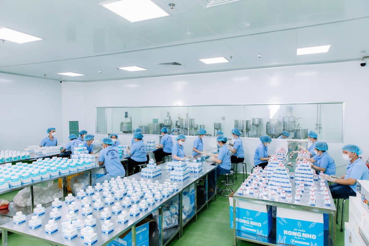 Gia công mỹ phẩm số lượng ít: MOQ, giá & quy trình 2026 1 day chuyen san xuat 2
