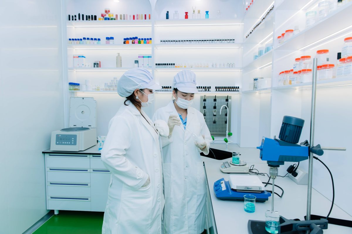 Nhà máy gia công chuẩn cGMP: "Lá chắn" pháp lý và chất lượng cho chủ thương hiệu 2 Quy trình kiểm tra chất lượng (QC) tại nhà máy gia công chuẩn cGMP